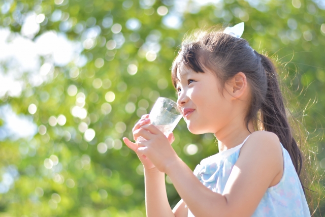 水を飲む女の子